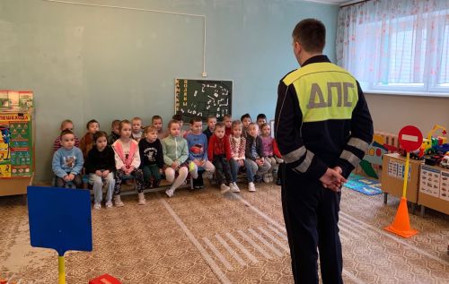 В детских садах Камских Полян с воспитанниками провели беседу о безопасности дорожного движения