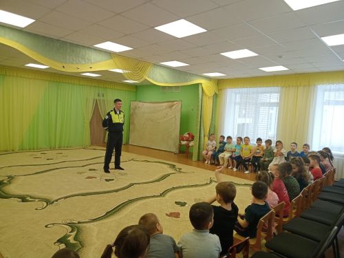 В детских садах Камских Полян с воспитанниками провели беседу о безопасности дорожного движения