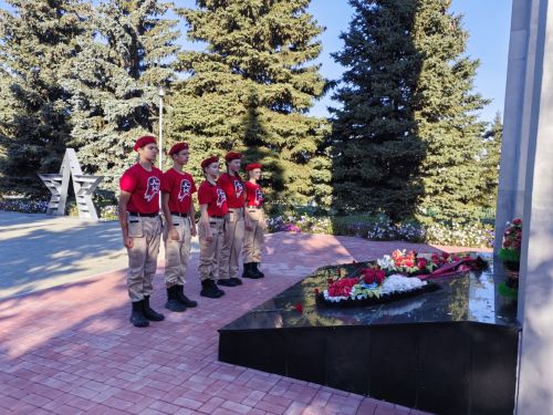 Юнармейцы школы № 2 Камских Полян почтили память героев в День воссоединения