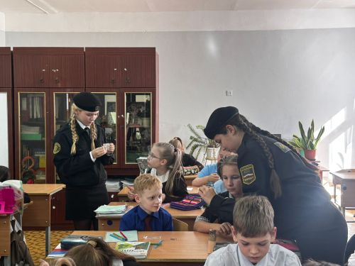 Активисты отряда «Форпост» Камских Полян провели акцию «Брелок для солдата»