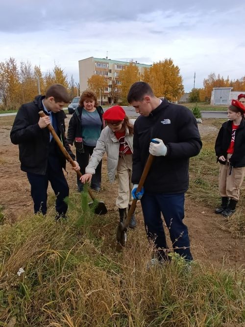 Юнармейцы и учащиеся Камскополянской школы № 2 озеленили родной посёлок