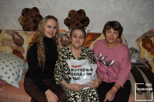 В Камских Полянах вручили подарки пожилым в честь праздника