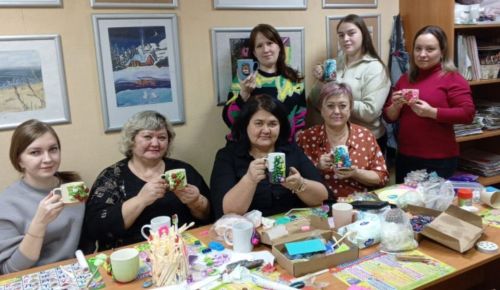 «Подарок для себя»: сотрудницы Камскополянской больницы посетили творческий мастер-класс в «Радуге»