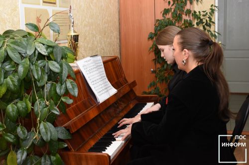 В детской музыкальной школе Камских Полян прошел концерт ко «Дню матери»
