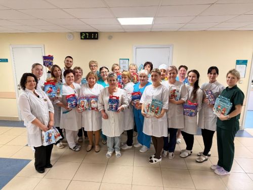 Сотрудники больницы Камских Полян собрали новогодние подарки для детей Донбасса