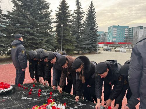 В Камских Полянах почтили память Героев России: активисты «Форпоста» возложили цветы к Монументу Победы