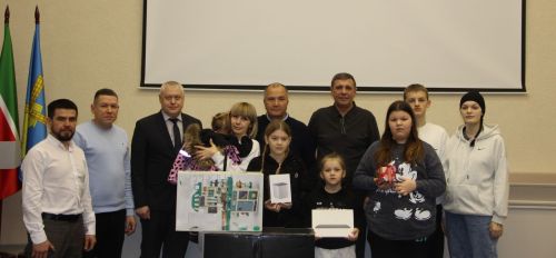 Волшебство в действии: депутаты и меценаты Камских Полян исполнили детские мечты в рамках акции «Ёлка желаний»