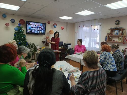 Традиции в красках: в Камско-Полянской библиотеке прошел мастер-класс по старинной росписи по дереву