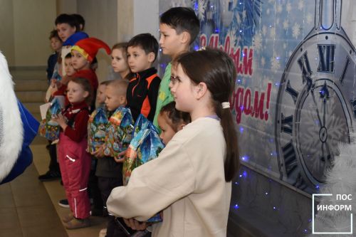 В Камских Полянах вручили новогодние подарки детям из многодетных семей
