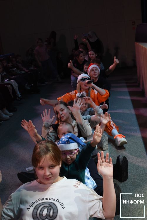 В Камских Полянах прошла главная детская ёлка с подарками и хороводом
