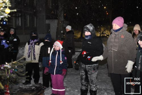 Ёлка зажглась, детский смех раздался: в Камских Полянах устроили волшебный дворовый праздник