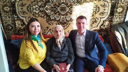 Депутаты Камских Полян вручили труженикам тыла юбилейные медали к 80-летию Победы