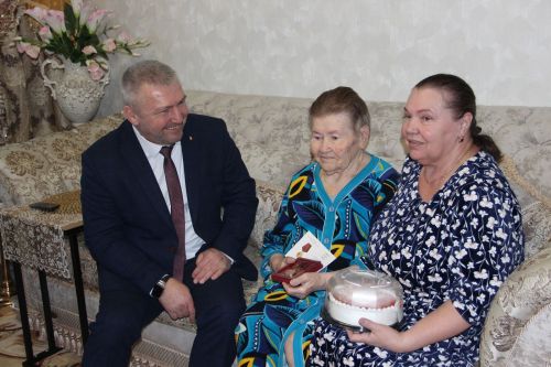 Депутаты Камских Полян вручили труженикам тыла юбилейные медали к 80-летию Победы