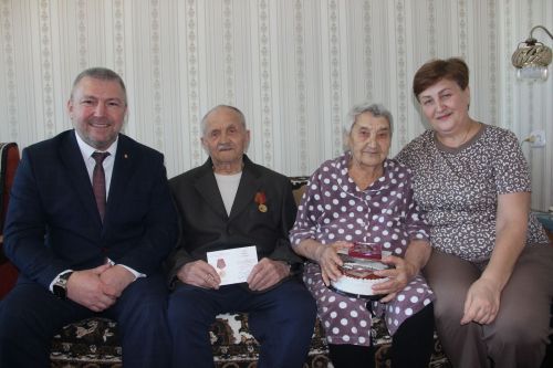 Депутаты Камских Полян вручили труженикам тыла юбилейные медали к 80-летию Победы