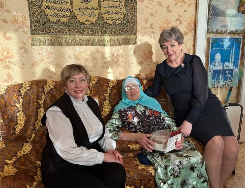 Депутаты Камских Полян вручили труженикам тыла юбилейные медали к 80-летию Победы