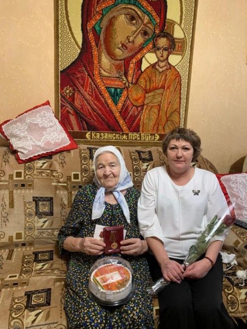 Депутаты Камских Полян вручили труженикам тыла юбилейные медали к 80-летию Победы