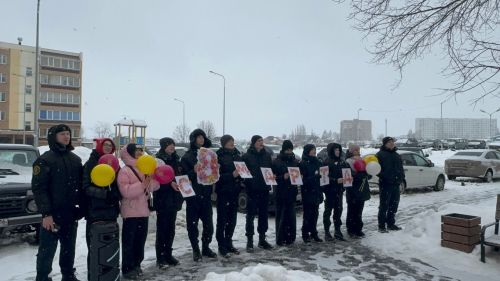Активисты отряда «Форпост» Камских Полян поздравили мам с 8 Марта