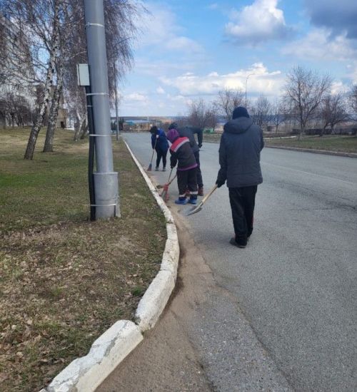 В Камских Полянах продолжается санитарный двухмесячник