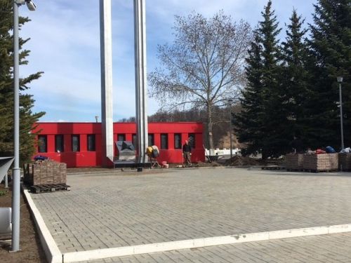В Камских Полянах готовятся к 80-летию Победы: началась замена брусчатки в Парке Победы
