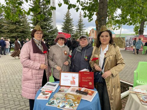 В День Победы Камскополянская библиотека представила книжную выставку