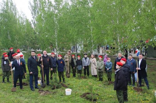 «Аллея Памяти»: В Парке Победы высадили деревья в честь героев