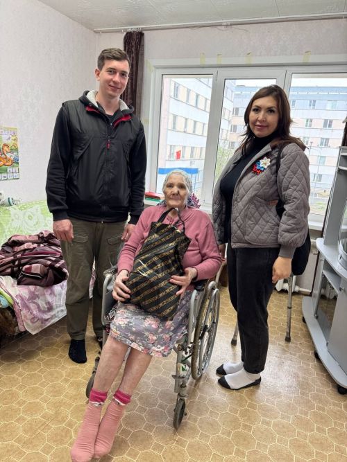 В честь праздника труженикам тыла и пожилым жителям Камских Полян вручили подарки