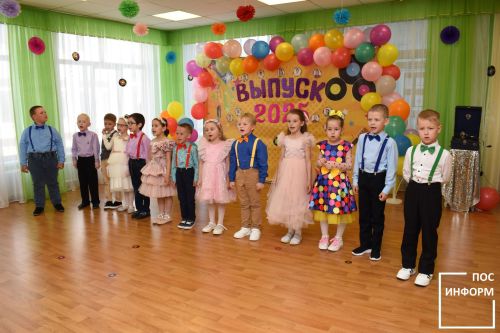 В детском саду «Огонек» Камских Полян начались выпускные утренники