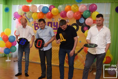 В детском саду «Огонек» Камских Полян начались выпускные утренники