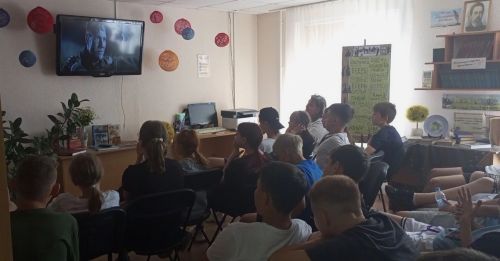 В Камскополянской библиотеке детям показали патриотический фильм