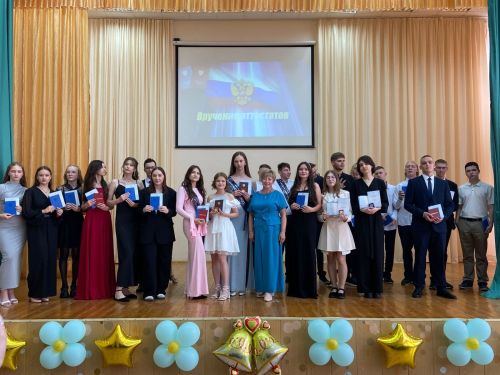 Школьный финал: выпускники Камских Полян получили аттестаты и награды