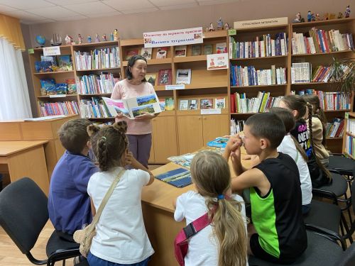 В библиотеке Камских Полян прошел час краеведения «О той земле, где я родился»
