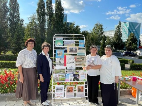 В День города библиотекари Камских Полян организовали выставку «Родного края отраженье»