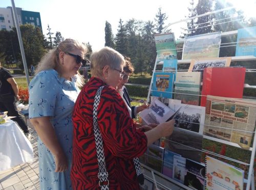 В День города библиотекари Камских Полян организовали выставку «Родного края отраженье»