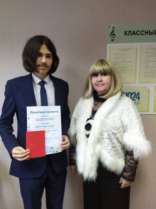 Светлана Бадретдинова учит музыке детей в Камских Полянах