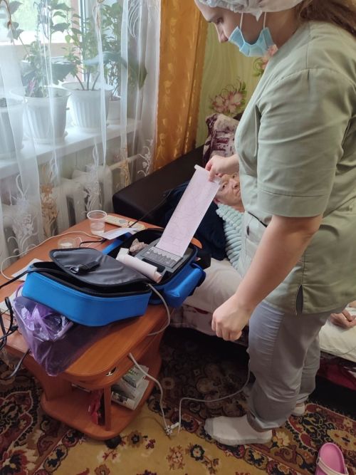 Врачи Камско-Полянской больницы проводят осмотры пожилых людей на дому