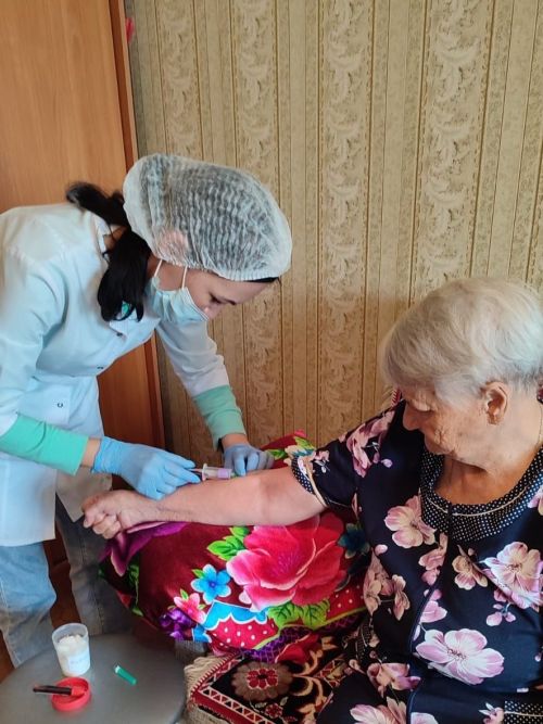 Врачи Камско-Полянской больницы проводят осмотры пожилых людей на дому