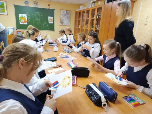 «С теплом из дома» — ученики 5 «Б» класса поддержали воинов СВО ко Дню отца