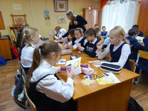 «С теплом из дома» — ученики 5 «Б» класса поддержали воинов СВО ко Дню отца