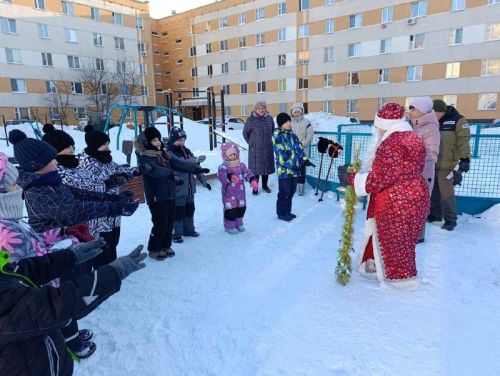 Подарить сказку во дворе: как жители Камских Полян устроили яркий детский праздник