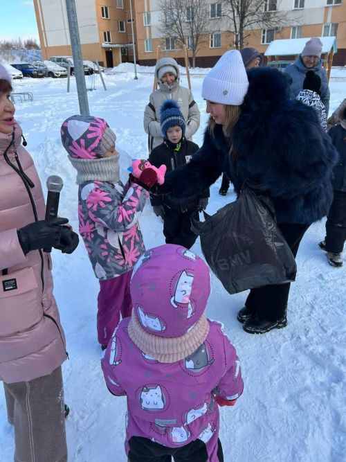 Подарить сказку во дворе: как жители Камских Полян устроили яркий детский праздник