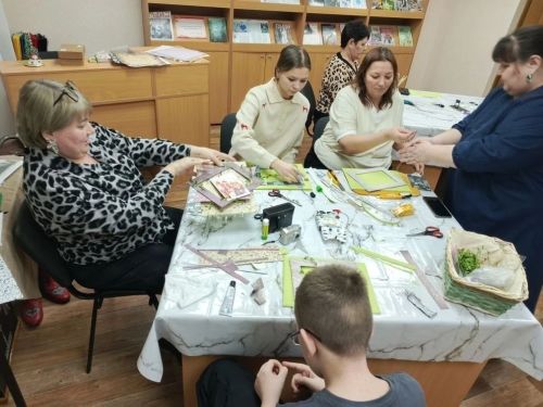 Совместное творчество: педагоги и дети создали авторские фоторамки на мастер-классе в Камских Полянах