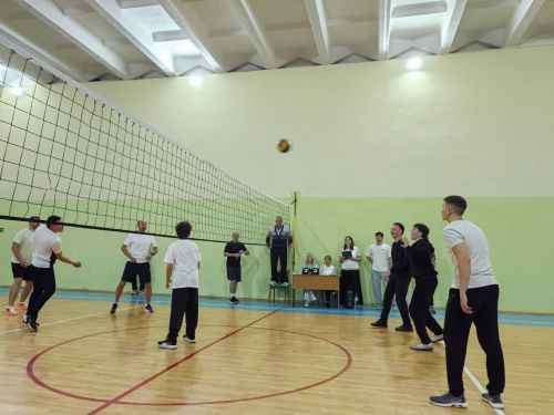 В Камскополянской школе №2 папы и дети сыграли в волейбол в честь Дня отца