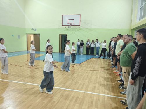 В Камскополянской школе №2 папы и дети сыграли в волейбол в честь Дня отца