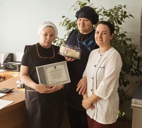 Поваров детского сада «Айгуль» в Камских Полянах поздравили с Днём повара