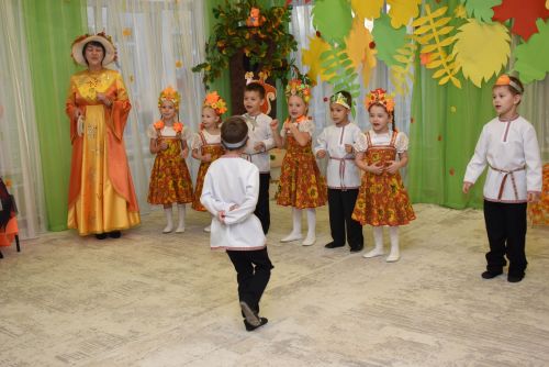 Дети рассмешили Царевну Несмеяну на осеннем утреннике в детском саду «Огонёк»