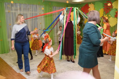Дети рассмешили Царевну Несмеяну на осеннем утреннике в детском саду «Огонёк»