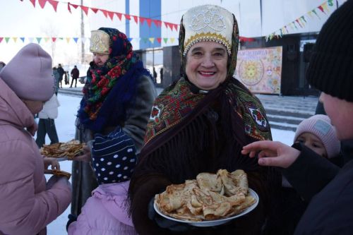 С блинами, хороводами и Чебурашкой: в Камских Полянах весело встретили Масленицу