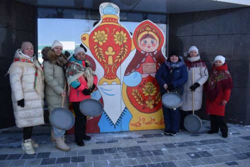 С блинами, хороводами и Чебурашкой: в Камских Полянах весело встретили Масленицу