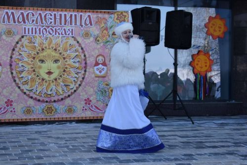 С блинами, хороводами и Чебурашкой: в Камских Полянах весело встретили Масленицу