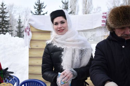 С блинами, хороводами и Чебурашкой: в Камских Полянах весело встретили Масленицу